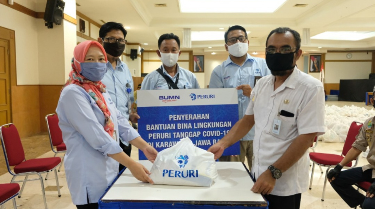 Peruri Salurkan Bantuan 2.000 Paket Sembako Untuk 4 Desa di Kabupaten Karawang
