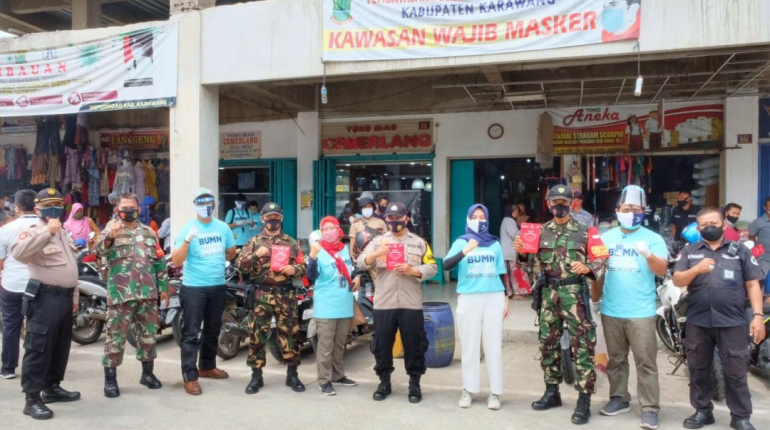 Peruri dan Telkom Membagikan 5.000 Masker Gratis di Karawang